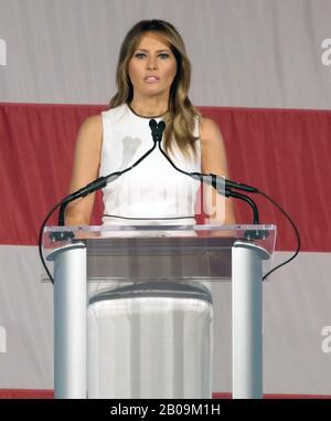 Palm Beach, Vereinigte Staaten. Feb. 2020. First Lady Melania Trump gibt am Mittwoch, den 19. Februar 2020, Bemerkungen zum Mittagessen der Palm Beach Atlantic University's Women of Distinction an den Breakers Palm Beach, Florida ab. First Lady Trump wurde für ihr Engagement für die Verbesserung der Gemeinden und unseres Landes mit ihrer Besten Politik als Distinktionsfrau für 2020 ausgezeichnet. Foto von Gary I Rothstein/UPI Credit: UPI/Alamy Live News Stockfoto