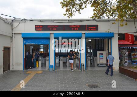 Istanbul, Turkey-16. September 2019.Reisende & Pendler am Eingang eines der Piers an der Uskudar-Fährstation auf der asiatischen Seite der Stadt Stockfoto