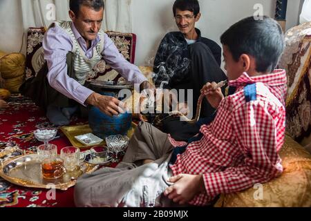 Gorgin Darre" ist ein Dorf von Kermanshah, der Hauptstadt der Provinz Kermanshah, und liegt 525 Kilometer (326 Meilen) von Teheran im westlichen Teil des Iran entfernt. "Gorgin Darre", für Ali Panahi ist ein vierjähriger Junge die ganze Welt. Opium beeinflusst das Leben von Ali und anderen Kindern auf verschiedene Weise. Opium in "Gorgin Darre" unterscheidet keine Altersgruppen. Alis Eltern und seine 8-jährige Schwester Mohaddeseh und ihre Gäste konsumieren gemeinsam Drogen. Ali und die Kinder des Dorfes verbringen den ganzen Tag zwischen den staubigen Straßen und bei der Rückkehr nach Hause sehen sie einen Tisch und Rauch, der sich im All ausbreiten. Geruch Stockfoto