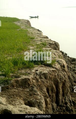 Erodiertes Flussufer in Aricha, Manikganj. Jedes Jahr betrifft die Verbreiterung des Jamuna-Flusses Tausende von Menschen, die stehende Nutzpflanzen, Ackerland und Gehöfte zerstören. Die Erosion der Flüsse und die Verschmelzung der Küstengebiete gehören zu den Hauptkatastrophen Bangladeschs. Aricha, Manikganj, Bangladesch. Januar 2007. Stockfoto