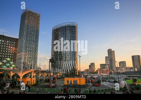 Stratford Busbahnhof und neue Wohn-Wohnblocks, Stratford, Newham, London Stockfoto