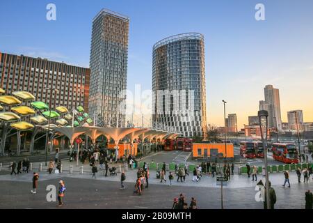 Stratford Busbahnhof und neue Wohn-Wohnblocks, Stratford, Newham, London Stockfoto