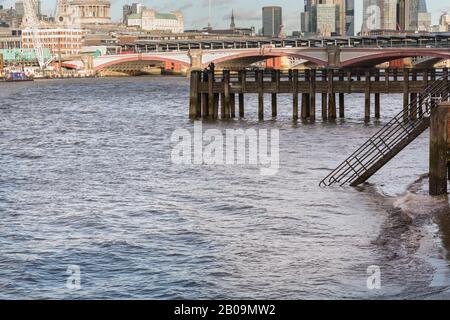 Die Themse bei Flut in der Nähe von Oxo Tower Wharf, London, England, Großbritannien Stockfoto