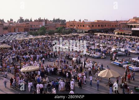 MAROKKO, MARRAKESCH, STADTPLATZ, DJEMAA EL-FNA PLATZ, ÜBERSICHT MIT IMBISSSTÄNDEN Stockfoto