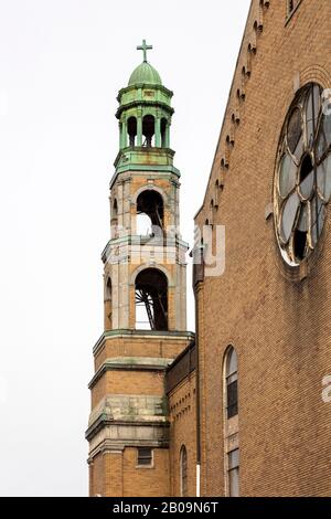 Verlassene Martyrer Römisch-Katholische Kirche, East Side von Detroit, Michigan, USA, von James D Coppinger/Dembinsky Photo Assoc Stockfoto