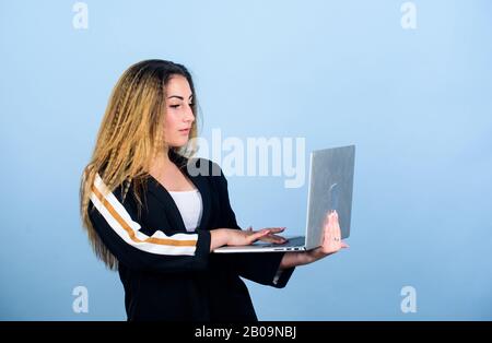 Feedback geben. Frau arbeitet mit Computer. Neue Technologie im modernen Leben. Blogging und digitales Marketing. Glückliches Studieren von Studenten online. Agiles Geschäft. Mädchen kaufen am cyber-montag. Stockfoto