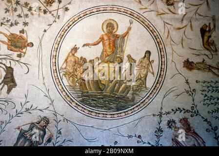 TUNIS, TUNIS, BARDO MUSEUM, RÖMISCHES MOSAIK, NEPTUN IN VIER JAHRESZEITEN Stockfoto