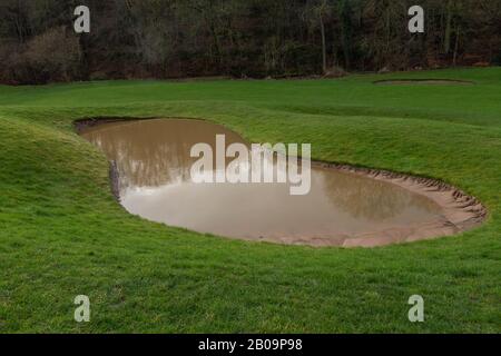 Überflutete Golfbunkern auf dem Golfplatz Hollin Hotel in Baildon, Yorkshire. Stockfoto