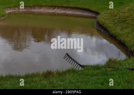 Überflutete Golfbunkern auf dem Golfplatz Hollin Hotel in Baildon, Yorkshire. Stockfoto