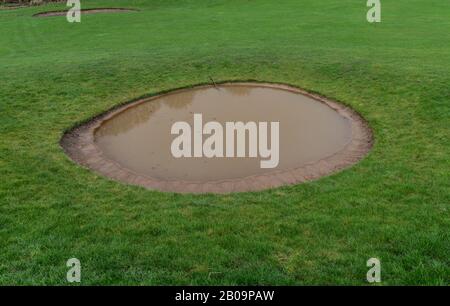 Überflutete Golfbunkern auf dem Golfplatz Hollin Hotel in Baildon, Yorkshire. Stockfoto