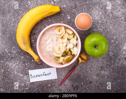 Haferbrei mit Obst und gekochtem Ei Stockfoto