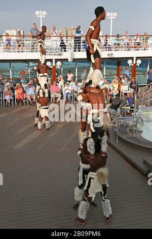 Känguru-Zulu-Tänzerinnen treten für Passagiere auf dem Kreuzfahrtschiff Azamara Quest, Durban, Provinz Kwa Zulu-Natal, Südafrika, Afrika auf Stockfoto