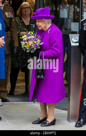 Königin Elizabeth II. Trägt einen hellvioletten, kalblangen Mantel und violett gefärbte Hutblätter nach der Eröffnung der neuen Räumlichkeiten des Royal National Throat, Nose and Ear Hospital und des Eastman Dental Hospital im Zentrum Londons. Stockfoto