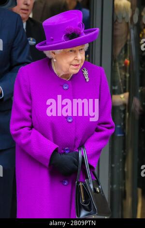 Königin Elizabeth II. Trägt einen hellvioletten, kalblangen Mantel und violett gefärbte Hutblätter nach der Eröffnung der neuen Räumlichkeiten des Royal National Throat, Nose and Ear Hospital und des Eastman Dental Hospital im Zentrum Londons. Stockfoto