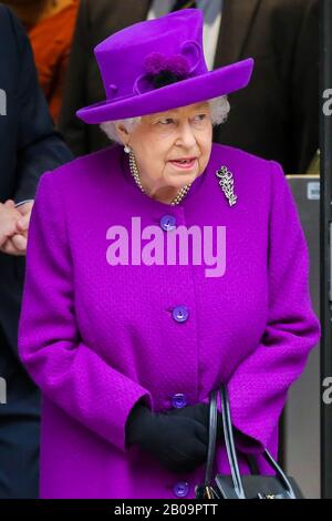 Königin Elizabeth II. Trägt einen hellvioletten, kalblangen Mantel und violett gefärbte Hutblätter nach der Eröffnung der neuen Räumlichkeiten des Royal National Throat, Nose and Ear Hospital und des Eastman Dental Hospital im Zentrum Londons. Stockfoto