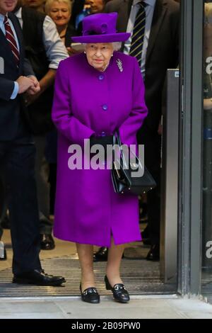 Königin Elizabeth II. Trägt einen hellvioletten, kalblangen Mantel und violett gefärbte Hutblätter nach der Eröffnung der neuen Räumlichkeiten des Royal National Throat, Nose and Ear Hospital und des Eastman Dental Hospital im Zentrum Londons. Stockfoto