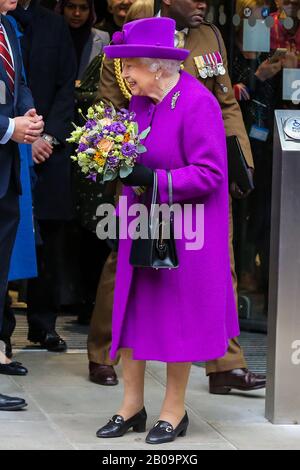 Königin Elizabeth II. Trägt einen hellvioletten, kalblangen Mantel und violett gefärbte Hutblätter nach der Eröffnung der neuen Räumlichkeiten des Royal National Throat, Nose and Ear Hospital und des Eastman Dental Hospital im Zentrum Londons. Stockfoto