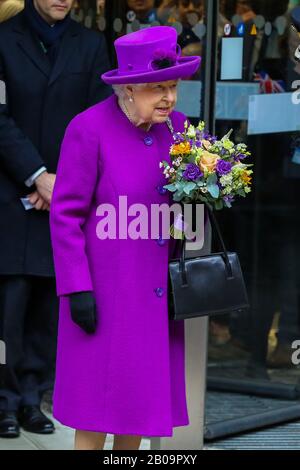 Königin Elizabeth II. Trägt einen hellvioletten, kalblangen Mantel und violett gefärbte Hutblätter nach der Eröffnung der neuen Räumlichkeiten des Royal National Throat, Nose and Ear Hospital und des Eastman Dental Hospital im Zentrum Londons. Stockfoto