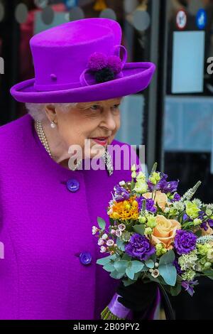 Königin Elizabeth II. Trägt einen hellvioletten, kalblangen Mantel und violett gefärbte Hutblätter nach der Eröffnung der neuen Räumlichkeiten des Royal National Throat, Nose and Ear Hospital und des Eastman Dental Hospital im Zentrum Londons. Stockfoto