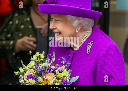 Königin Elizabeth II. Trägt einen hellvioletten, kalblangen Mantel und violett gefärbte Hutblätter nach der Eröffnung der neuen Räumlichkeiten des Royal National Throat, Nose and Ear Hospital und des Eastman Dental Hospital im Zentrum Londons. Stockfoto