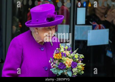 Königin Elizabeth II. Trägt einen hellvioletten, kalblangen Mantel und violett gefärbte Hutblätter nach der Eröffnung der neuen Räumlichkeiten des Royal National Throat, Nose and Ear Hospital und des Eastman Dental Hospital im Zentrum Londons. Stockfoto