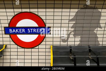 London, England, Großbritannien. U-Bahnhof Baker Street - Sherlock Holmes Artwork auf dem Bahnsteig Stockfoto
