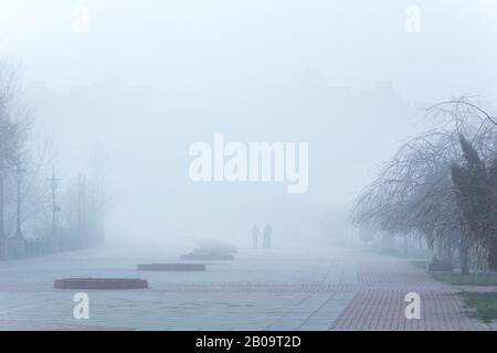 Obolonska Damm im Nebel, Kiew, Ukraine Stockfoto