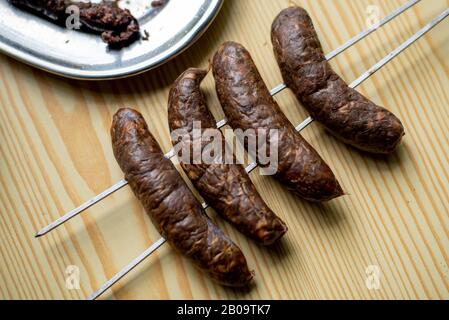 Köstliche Würstchen, die auf einem Grillgrill zubereitet werden können Stockfoto