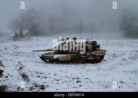 Soldaten der US-Armee aus der 2. Kampfmannschaft der 2. Gepanzerten Brigade, 1. Cavalry Division, man A M1A2 Abrams Tank während der NATO-Übung Combined Resolve XIII im Hohenfels Trainingsgebiet 29. Januar 2020 in Hohenfels, Deutschland. Stockfoto