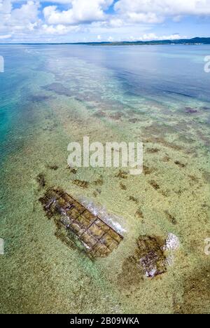 Ein Luftbild der Überreste eines Schiffswracks auf dem äußeren Riff vor der Insel Yap, Mikronesien. Stockfoto