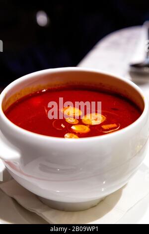 Ungarische Kalbsgulaschsuppe im Restaurant Börze, Budapest, Ungarn Stockfoto