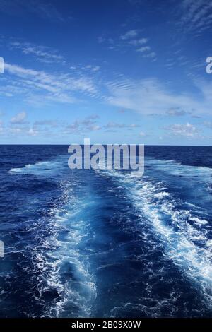 Mit einem Schiff über den Atlantik, an einem schönen Tag. Stockfoto