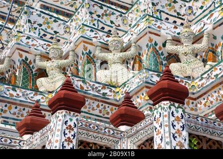 Nahaufnahme der aufwändige Konstruktion & Figuren verzieren oder Wat Arun, dem Tempel der Morgenröte, Bangkok, Thailand. Stockfoto