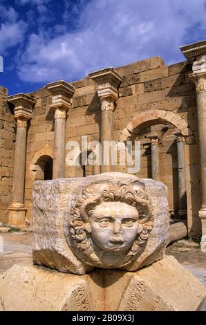 LIBYEN, IN DER NÄHE VON TRIPOLIS, LEPTIS MAGNA, SEVERAN FORUM, MEDUSA KOPF, BASILIKA IM HINTERGRUND Stockfoto