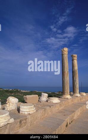 LIBYEN, IN DER NÄHE VON TRIPOLIS, LEPTIS MAGNA, THEATER, SÄULEN Stockfoto