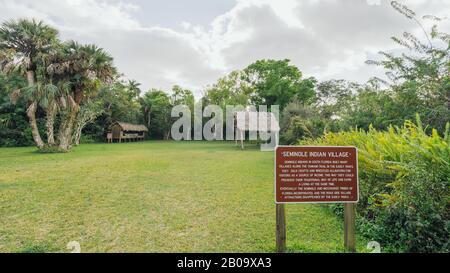 Collier-Seminole State Park - 18. JANUAR 2020 - Indianische Schild- und Dorfausstellung in Seminole Stockfoto