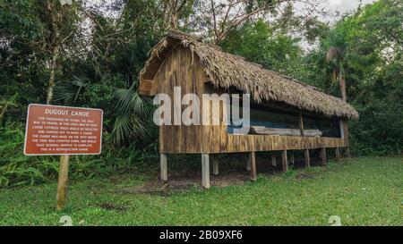 Collier-Seminole State Park - 18. JANUAR 2020 - Hinweisschild und Ausstellung für das indianische Dugout-Kanu in Seminole Stockfoto