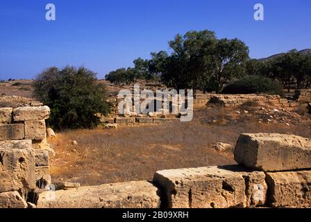 LIBYEN, IN DER NÄHE VON BENGASI, PTOLEMAIS (TOLMEITA), ÜBERRESTE EINES RÖMISCHEN GEBÄUDES Stockfoto