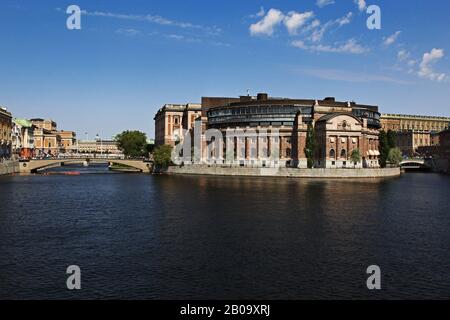 Das Parlament (schwedisch: Riksdagshuset) ist der Sitz des schwedischen parlaments, des Riksdag. Es befindet sich auf fast der Hälfte von Helgeandsholmen (Insel), im Viertel Gamla Stan (Altstadt) im Zentrum Stockholms. Foto Jeppe Gustafsson Stockfoto