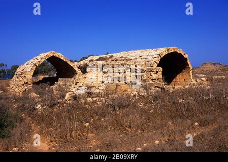 LIBYEN, IN DER NÄHE VON BENGASI, PTOLEMAIS (TOLMEITA), ÜBERRESTE EINES RÖMISCHEN GEBÄUDES Stockfoto