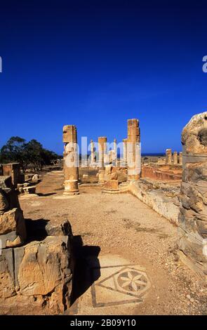 LIBYEN, IN DER NÄHE VON BENGASI, PTOLEMAIS (TOLMEITA), COLONADED PALACE, POOLBEREICH Stockfoto