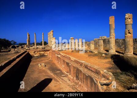 LIBYEN, IN DER NÄHE VON BENGASI, PTOLEMAIS (TOLMEITA), COLONADED PALACE, POOL Stockfoto