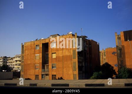 LIBYEN, IN DER NÄHE VON BENGASI, AL BAYDA, APARTMENTGEBÄUDE Stockfoto