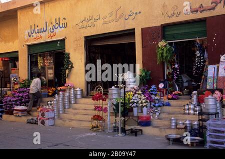 LIBYEN, IN DER NÄHE VON BENGASI, AL BAYDA, STRASSENSZENE, GESCHÄFT Stockfoto