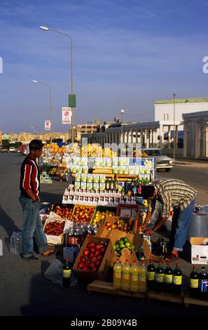 LIBYEN, IN DER NÄHE VON BENGASI, AL BAYDA, STRASSENSZENE, LEUTE, DIE PRODUKTE VERKAUFEN Stockfoto