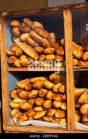 LIBYEN, IN DER NÄHE VON BENGASI, AL BAYDA, STRASSENSZENE, FRISCHES BROT Stockfoto