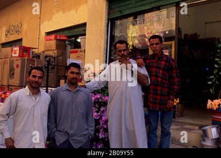 LIBYEN, IN DER NÄHE VON BENGASI, AL BAYDA, STRASSENSZENE, GESCHÄFT MIT EINHEIMISCHEN MÄNNERN Stockfoto