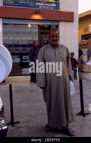 LIBYEN, IN DER NÄHE VON BENGASI, AL BAYDA, STRASSENSZENE, LOKALER MAN Stockfoto