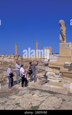 LIBYEN, IN DER NÄHE VON BENGASI, KYRENE, AGORA, STATUE, TOURISTEN Stockfoto