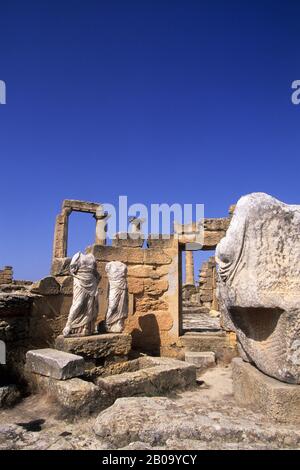 LIBYEN, IN DER NÄHE VON BENGASI, KYRENE, GRAB VON BATTUS, STATUEN Stockfoto